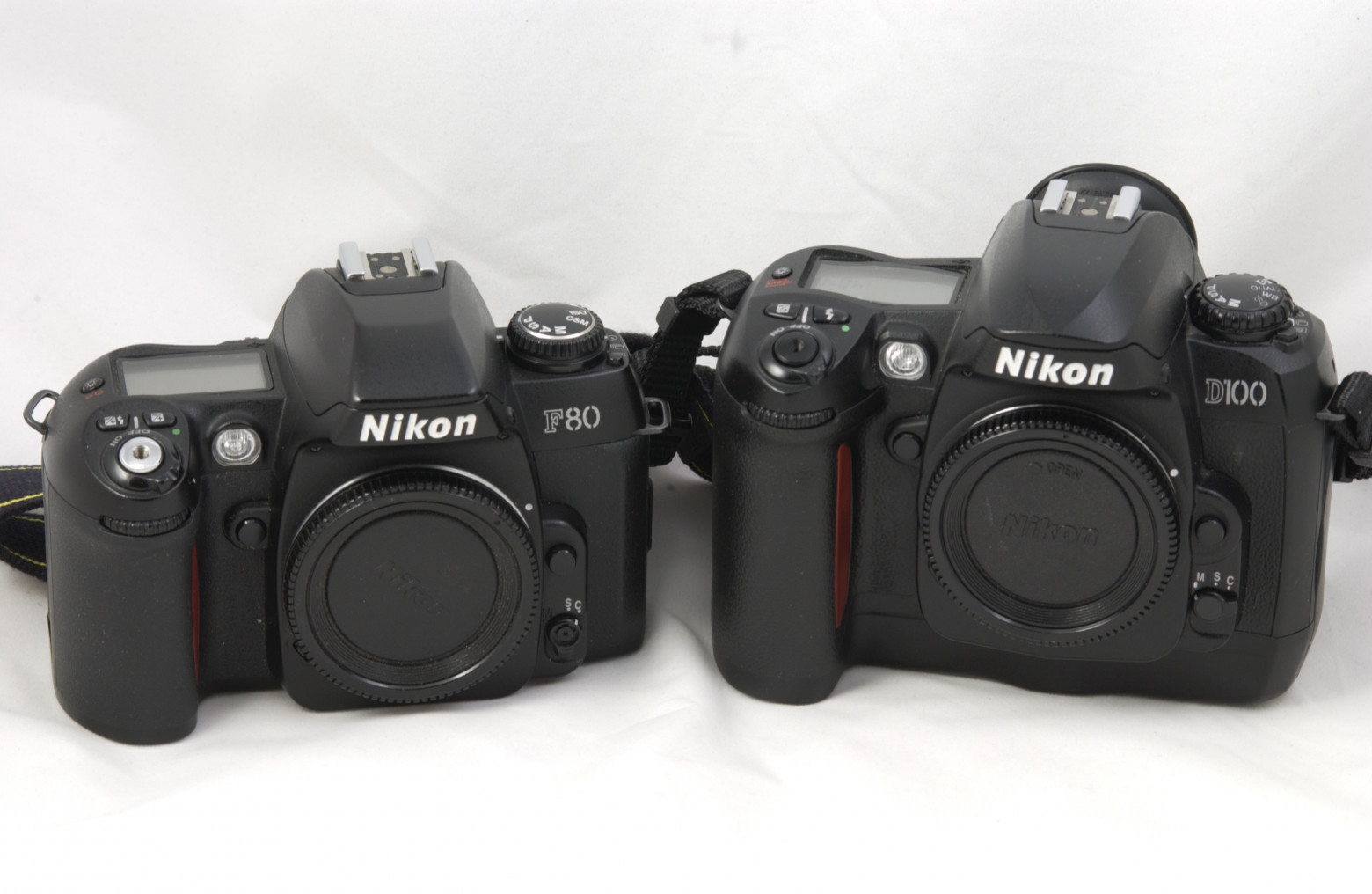 D100 с ходу выдаёт разве что высота: Nikon исправили досадный косяк с хватом F80, увеличив ручку